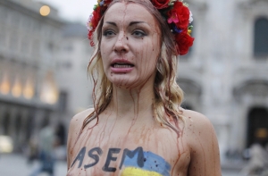 Активистки Femen облились красным вином в центре Милана (ФОТО)