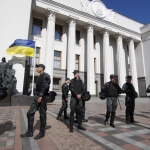 Националисты забросали здание Рады коктейлями Молотова