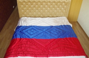 В Латвии можно купить одеяло в цветах флага России (ФОТО)
