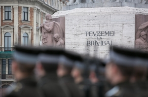 Сотни человек наблюдали за возложением цветов к памятнику Свободы (ФОТО)