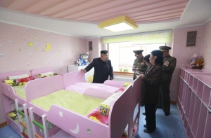 На официальном фото Ким Чен Ына нашли игрушки в неприличной позе (ФОТО)