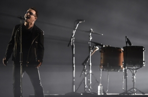 У самолета солиста группы U2 Боно в полете отвалилась дверь