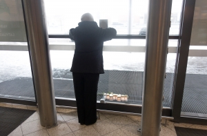 Золитуде, год спустя: на место трагедии несут цветы и зажигают свечи (ФОТО)