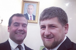Медведев и Кадыров сделали селфи на фоне портрета Путина (ФОТО)