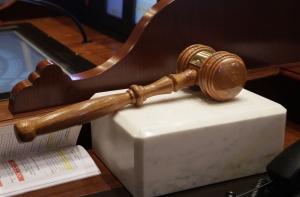 Суд отменил арест активов издателя журнала «Ir» в тяжбе с администратором
