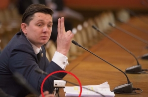 Юристы Сейма не могут ответить, имеет ли право Кайминьш на видеосъемки в парламенте (ФОТО)