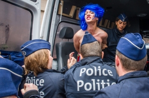 Femen обсыпали картошкой фри премьера Бельгии