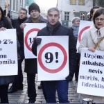 У Сейма прошел пикет против повышения микроналога (ФОТО,ВИДЕО)