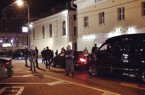 Алину Кабаеву заметили в московской кофейне под охраной вооруженных бойцов