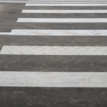 Водитель Wolksvagen сбил девушку на пешеходом переходе и скрылся с места ДТП