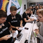 Иностранцы массово скупают iPhone в России
