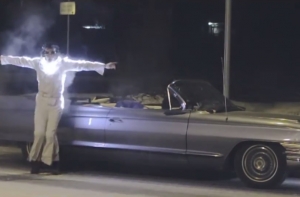 Парашютист в костюме Элвиса спрыгнул с Дома печати: полиция начала проверку (ВИДЕО)