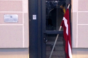 Вандалы глумились над флагом Латвии в офисе Русской общины (ФОТО)