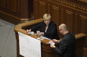 Ляшко забросал главу Нацбанка Украины фальшивыми долларами (ВИДЕО)