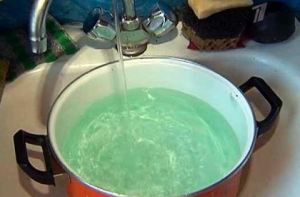 В Киеве от зеленой воды Кличко пострадали 97 человек, из них 77- дети (ВИДЕО)