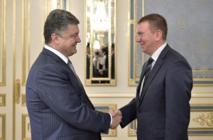 Порошенко обсудил с Ринкевичем перспективы оказания Киеву финансовой помощи ЕС
