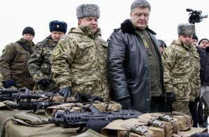 Советник главы Украины опубликовал ролик, где Порошенко стреляет из автомата (ВИДЕО)