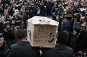 Сотрудника Charlie Hebdo похоронят в разрисованном гробу