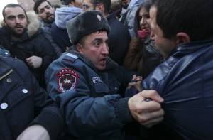 В Гюмри начались столкновения полиции и митингующих; есть пострадавшие
