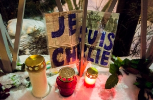 У посольства Франции в Риге почтили память погибших в Charlie Hebdo (ФОТО,ВИДЕО)