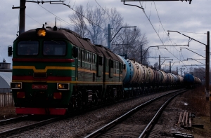 В Пардаугаве на переезде перевернулась машина: двое пострадавших