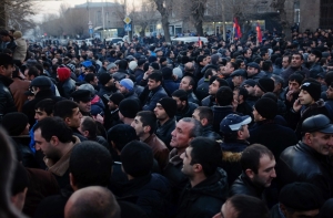 В Гюмри протестующие собрались у генконсульства РФ (ВИДЕО)