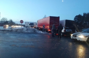 Обледенение на дорогах Латвии: несколько человек погибли в авариях (ФОТО, ВИДЕО)