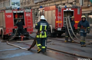 Пожар на бывшей бумажной фабрике «Югла» не удается потушить