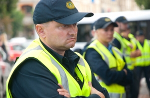 Мужчина провел у консульства РФ одинокий пикет