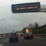 На дорогах Франции появились таблоиды в поддержку Charlie Hebdo (ФОТО)