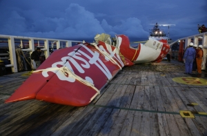 Водолазы нашли «черный ящик» лайнера AirAsia (ФОТО)