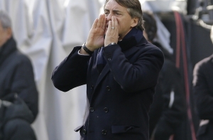 Капитан «Интера» отправил в нокдаун тренера миланцев во время матча (ВИДЕО)