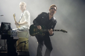 Солист U2 Боно не уверен, что сможет снова играть на гитаре