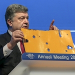 Порошенко привез в Давос кусок автобуса из Волновахи