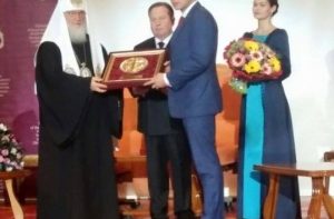 Патриарх Кирилл вручил Ушакову премию за утверждение христианских ценностей (ФОТО)