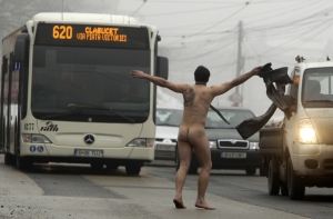 Программа: пенсионерку из Огре напугал голый наркоман