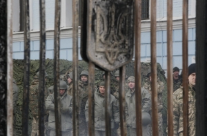 Протестующие передали Порошенко «повестку в военкомат» (ВИДЕО)
