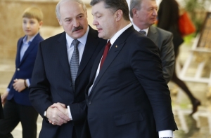 В СМИ активно обсуждают короткий диалог между Лукашенко и Порошенко (ВИДЕО)