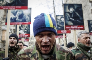 Участники «Марша правды» ознакомили Порошенко с коктейлем Молотова (ФОТО)