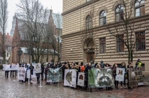 Защитники пушных животных устроили пикет возле Сейма (ФОТО, ВИДЕО)