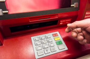 Грабители вновь пытались вскрыть банкомат в Яунпилсе