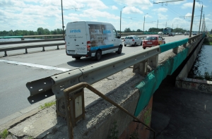 Ветер снес временный парапет на Островном мосту в Риге