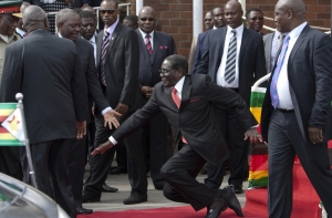 Президент Зимбабве упал с трибуны (ФОТО)