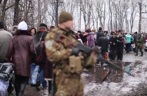 Колонна с тысячами мирных жителей покинула Углегорск (ВИДЕО)