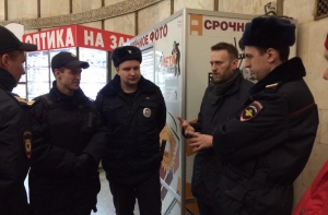 Навального задержали во время агитации в метро (ФОТО)