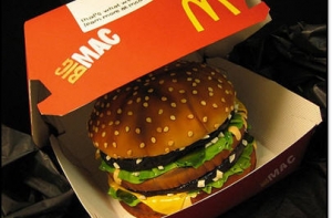 Озверевший работник McDonalds стал звездой YouTube (ВИДЕО)