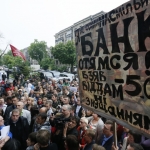 После падения гривны на Украине прошли протесты (ВИДЕО)
