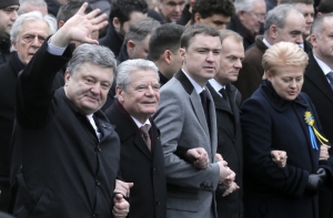 Смех Порошенко на памятных мероприятиях в Киеве возмутил общественность (ВИДЕО)