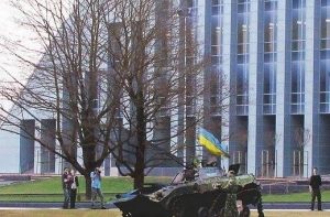 Немецкому художнику не разрешили мыть украинскую бронемашину у «Замка света»