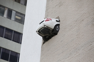 В центре Риги автомашина врезалась в стену здания